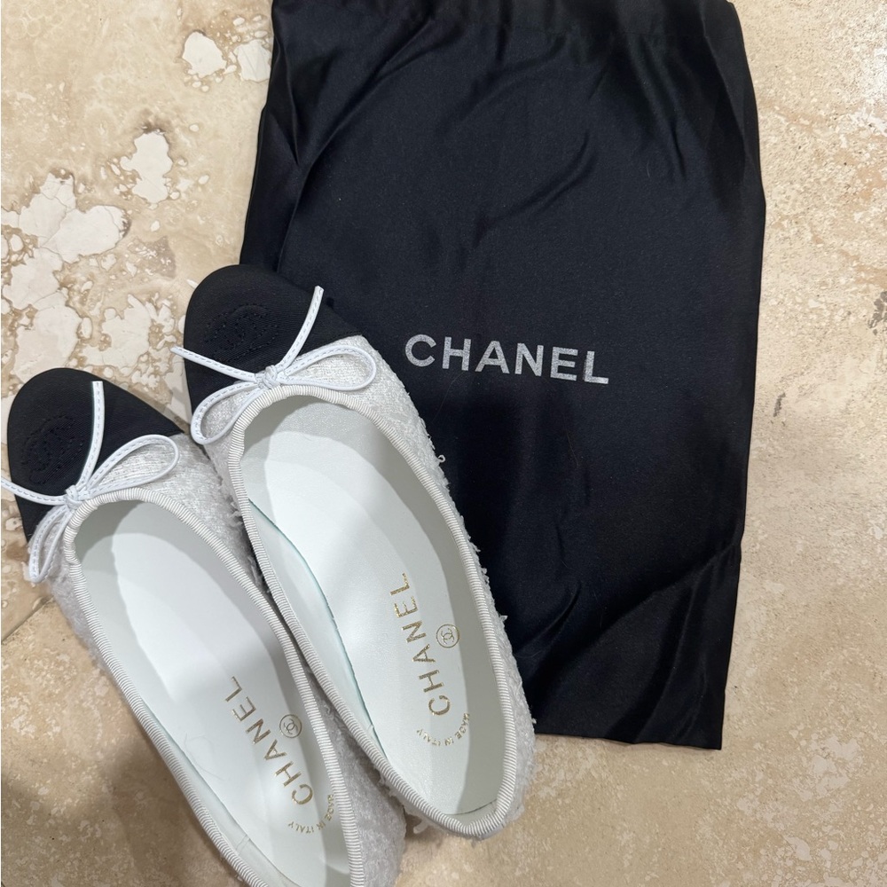 CHANEL Women's Black and Cream Flats